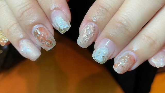 パールと金箔をあしらったニュアンスネイル